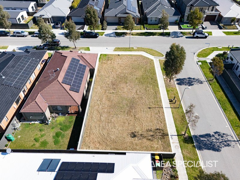 Photo - 10 Revelstoke Crescent, Pakenham VIC 3810 - Image 3