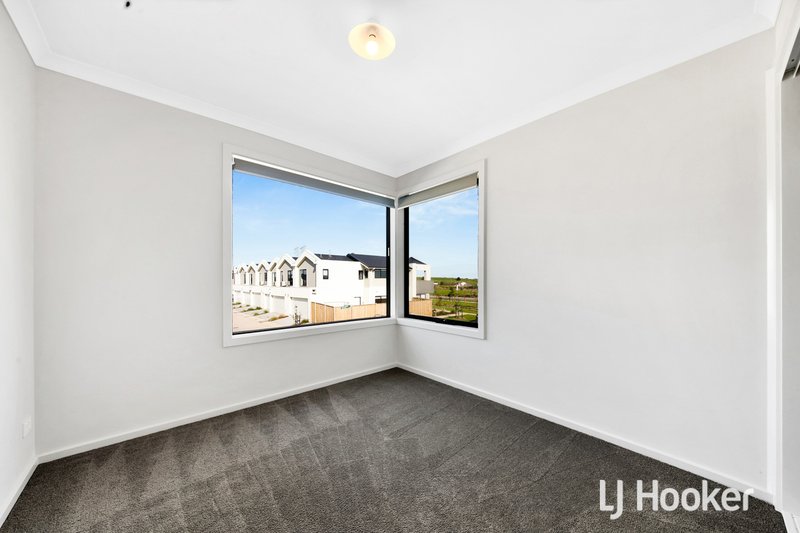 Photo - 10 Rhumerie Close, Clyde North VIC 3978 - Image 11
