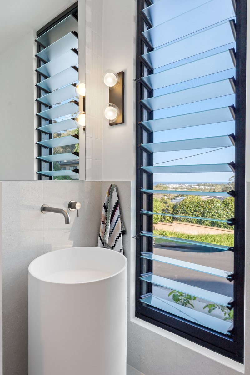 Photo - 10 Robinsville Cres , Thirroul NSW 2515 - Image 12