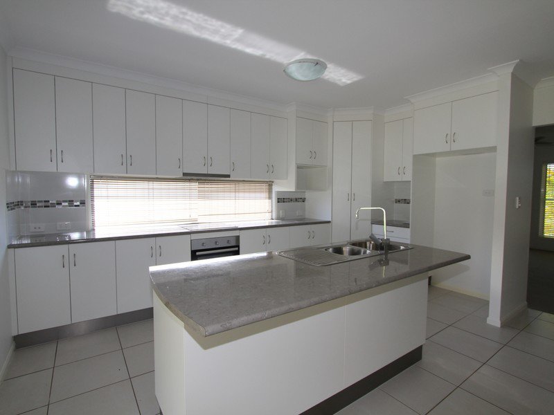 Photo - 10 Rosehill Road, Emerald QLD 4720 - Image 2