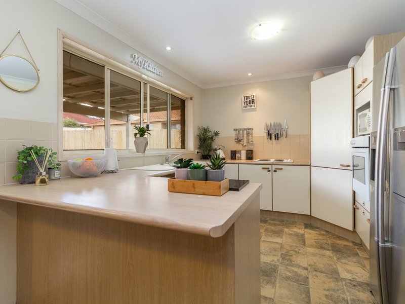 Photo - 10 Rowena Court, Boronia Heights QLD 4124 - Image 2