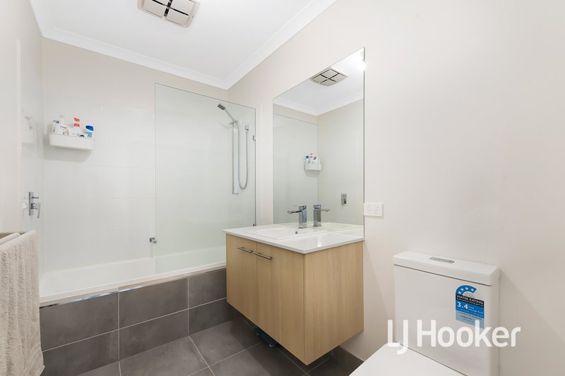 Photo - 10 Rubus Way, Pakenham VIC 3810 - Image 6