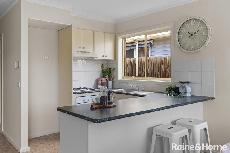 Photo - 10 Runcorn Crescent, Deer Park VIC 3023 - Image 3