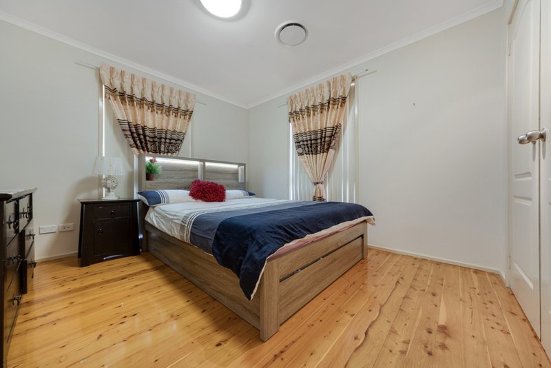 Photo - 10 Salamaua Place, Glenfield NSW 2167 - Image 6