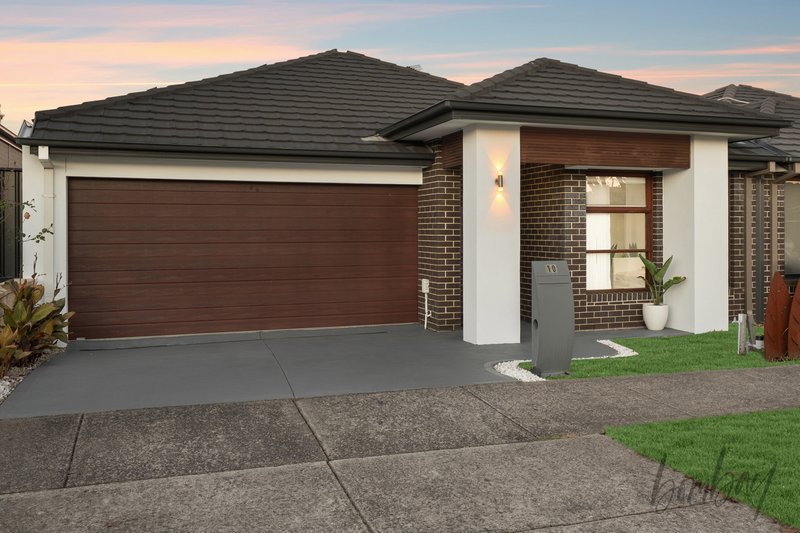 Photo - 10 Saltbush Crescent, Craigieburn VIC 3064 - Image 2