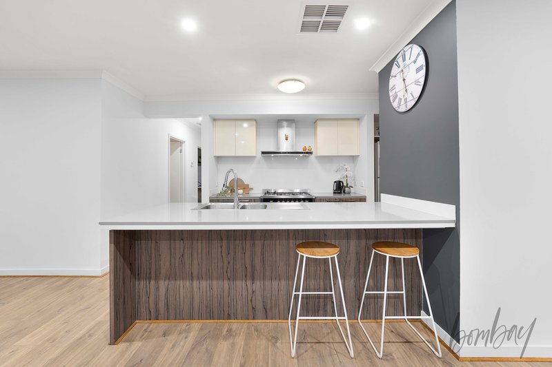 Photo - 10 Saltbush Crescent, Craigieburn VIC 3064 - Image 3