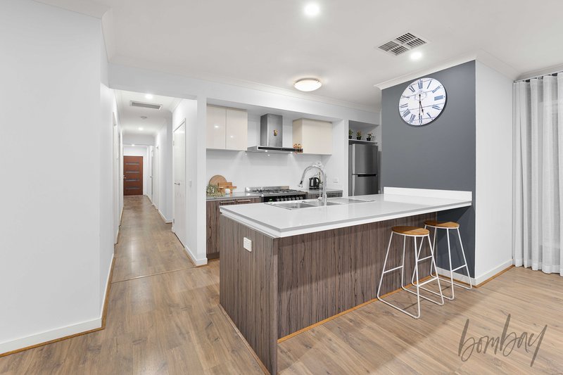 Photo - 10 Saltbush Crescent, Craigieburn VIC 3064 - Image 4