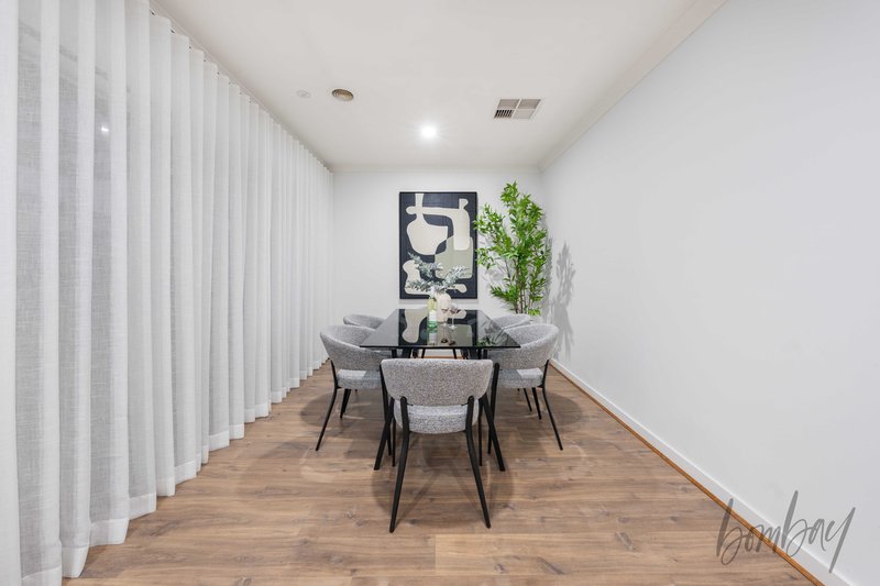 Photo - 10 Saltbush Crescent, Craigieburn VIC 3064 - Image 5