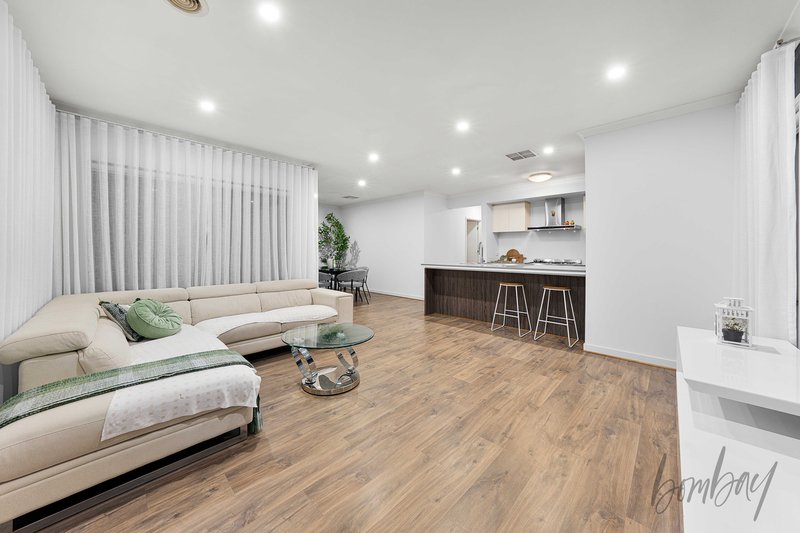 Photo - 10 Saltbush Crescent, Craigieburn VIC 3064 - Image 6