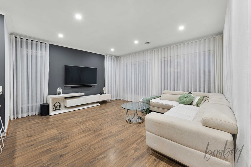 Photo - 10 Saltbush Crescent, Craigieburn VIC 3064 - Image 7