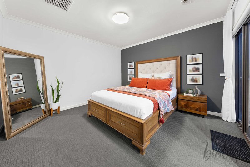 Photo - 10 Saltbush Crescent, Craigieburn VIC 3064 - Image 11