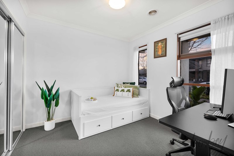 Photo - 10 Saltbush Crescent, Craigieburn VIC 3064 - Image 12