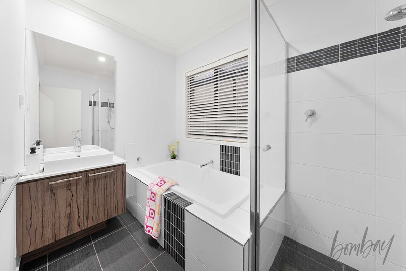 Photo - 10 Saltbush Crescent, Craigieburn VIC 3064 - Image 14