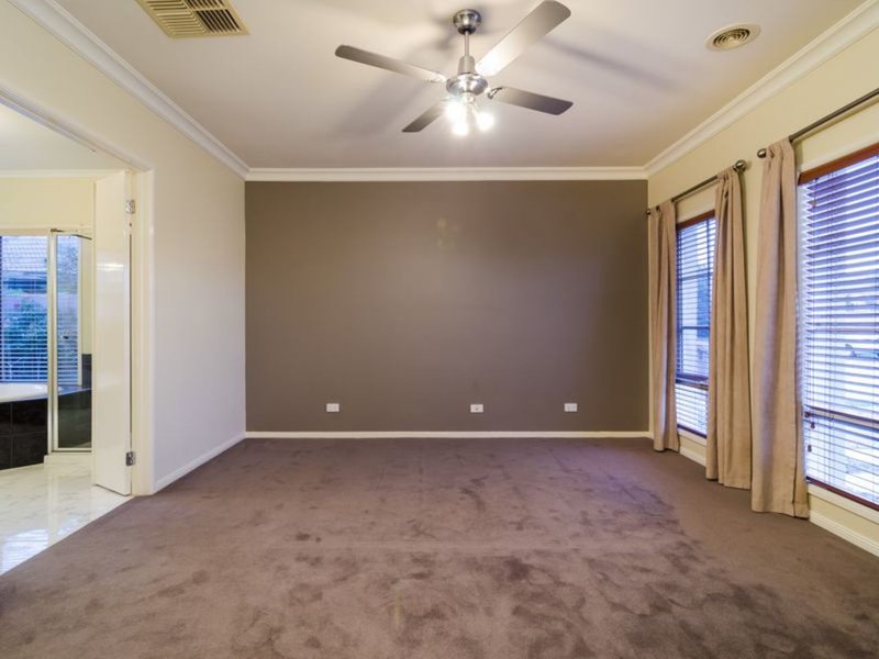 Photo - 10 Sassari Court, Point Cook VIC 3030 - Image 14