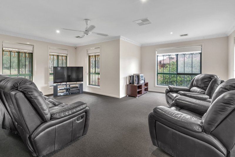 Photo - 10 Satterly Way, Roxburgh Park VIC 3064 - Image 12