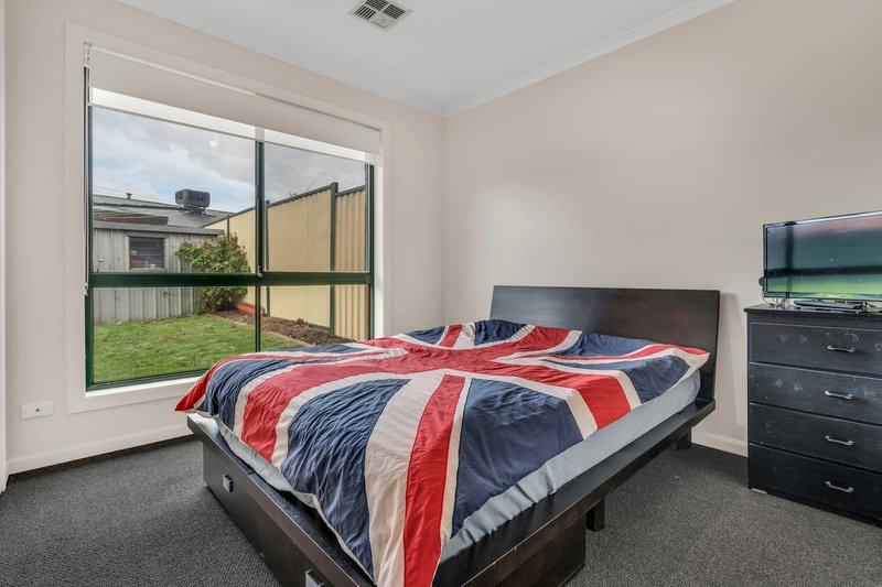 Photo - 10 Satterly Way, Roxburgh Park VIC 3064 - Image 15