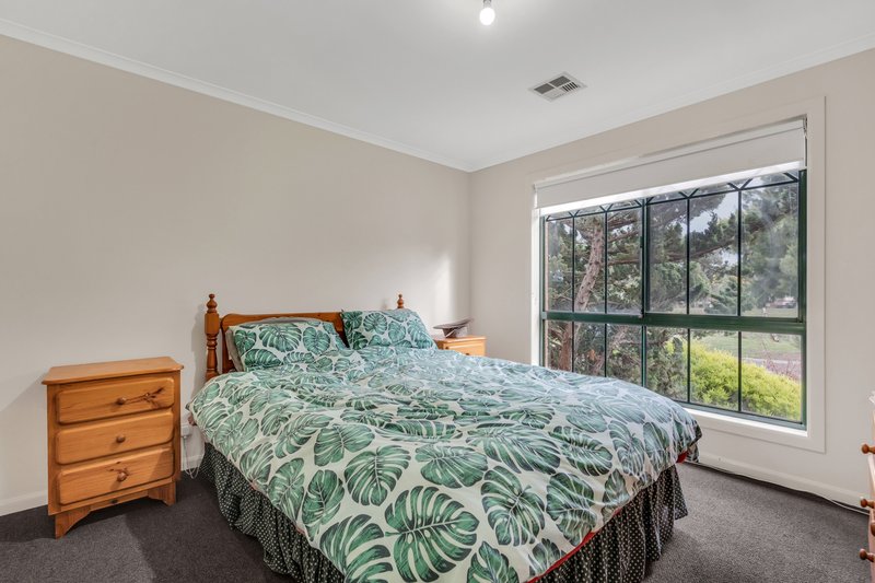 Photo - 10 Satterly Way, Roxburgh Park VIC 3064 - Image 16