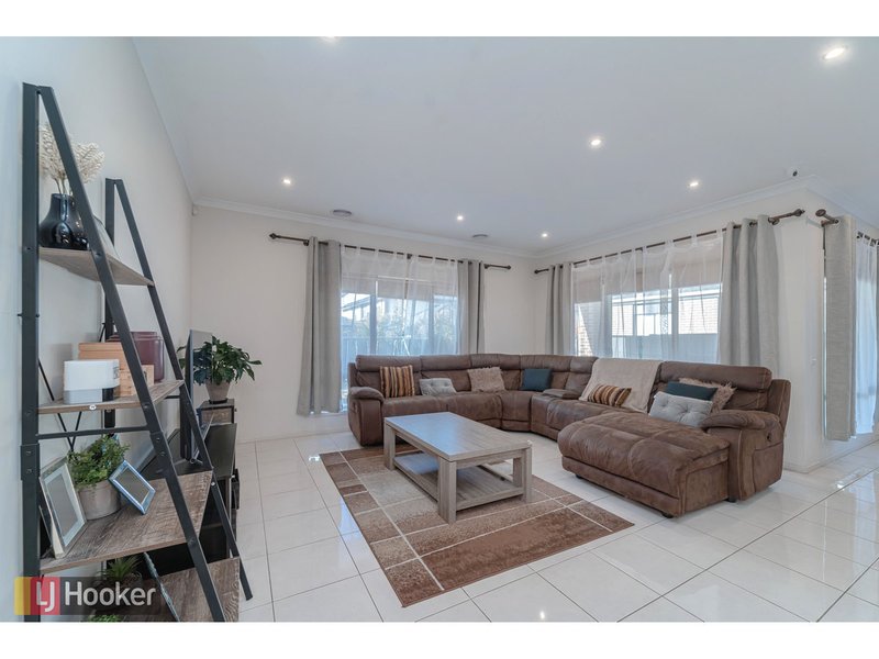 Photo - 10 Scoria Circuit, Craigieburn VIC 3064 - Image 7