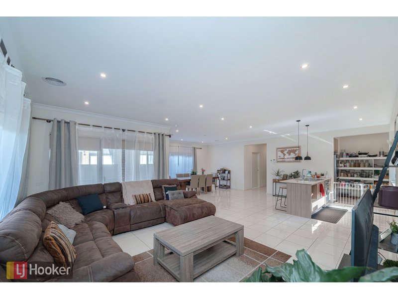 Photo - 10 Scoria Circuit, Craigieburn VIC 3064 - Image 10