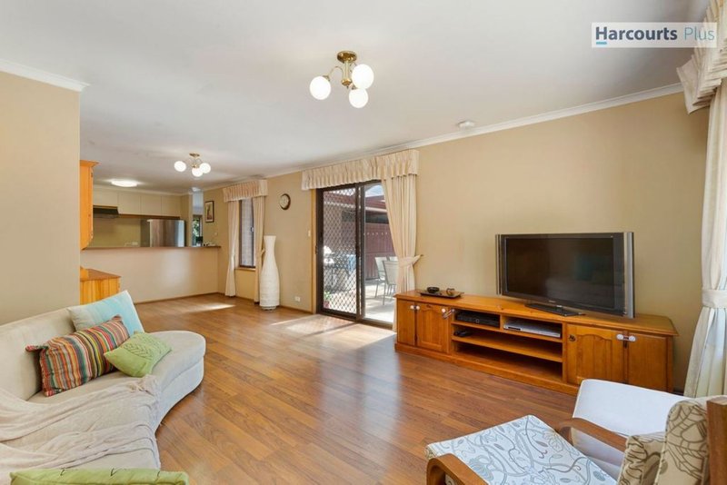 Photo - 10 Scullin Crescent, Trott Park SA 5158 - Image 9