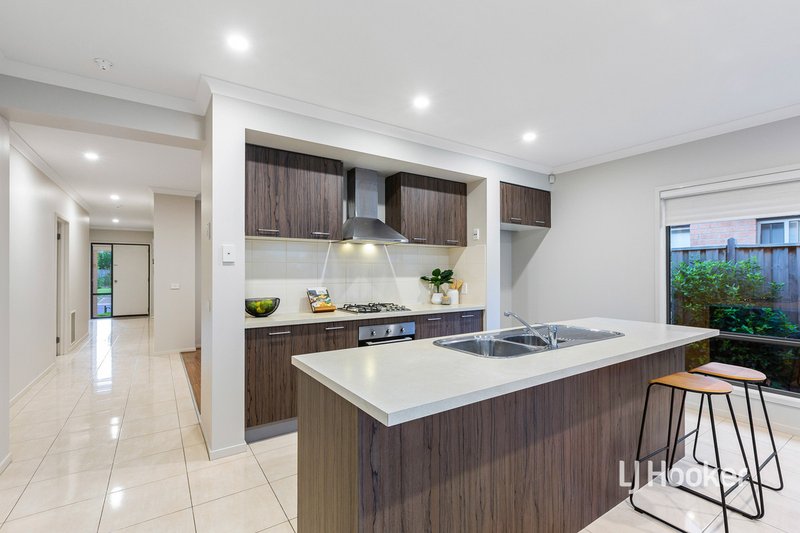 Photo - 10 Seafarer Way, Sanctuary Lakes VIC 3030 - Image 3