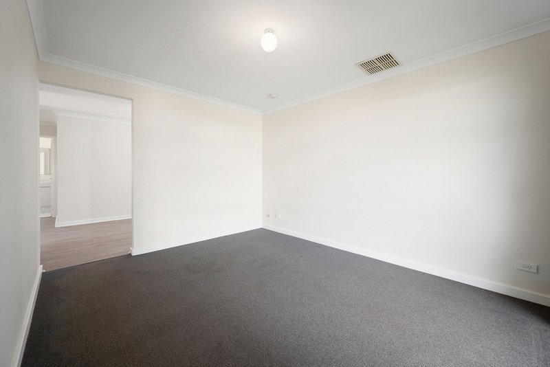 Photo - 10 Sennet Lane, Warnbro WA 6169 - Image 2