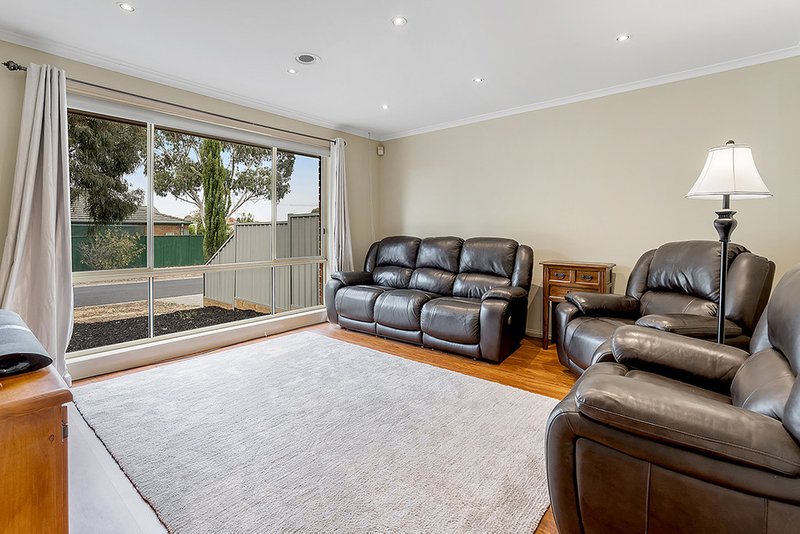 Photo - 10 Sheridan Way, Roxburgh Park VIC 3064 - Image 3