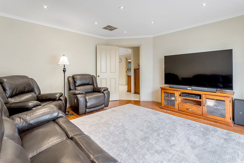 Photo - 10 Sheridan Way, Roxburgh Park VIC 3064 - Image 4