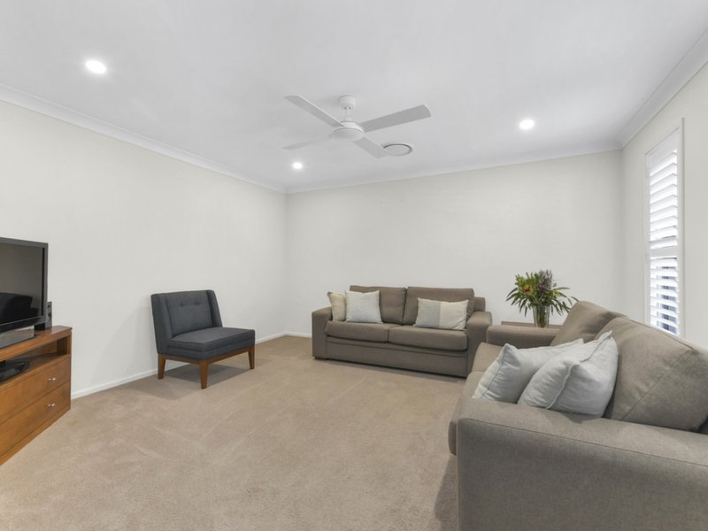 Photo - 10 Silverbirch Place, Bridgeman Downs QLD 4035 - Image 3