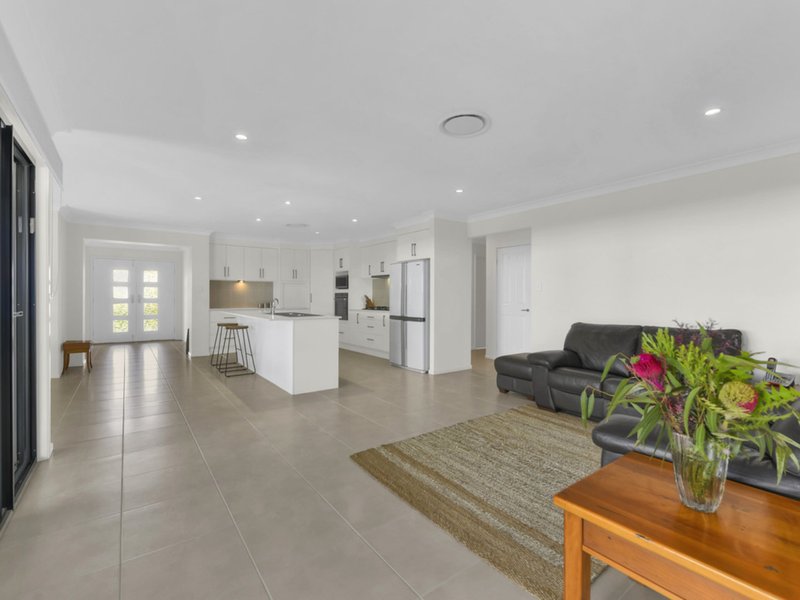 Photo - 10 Silverbirch Place, Bridgeman Downs QLD 4035 - Image 4