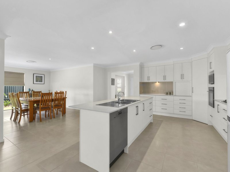 Photo - 10 Silverbirch Place, Bridgeman Downs QLD 4035 - Image 7