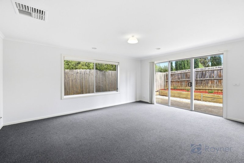 Photo - 10 Silverdale Drive, Darley VIC 3340 - Image 3