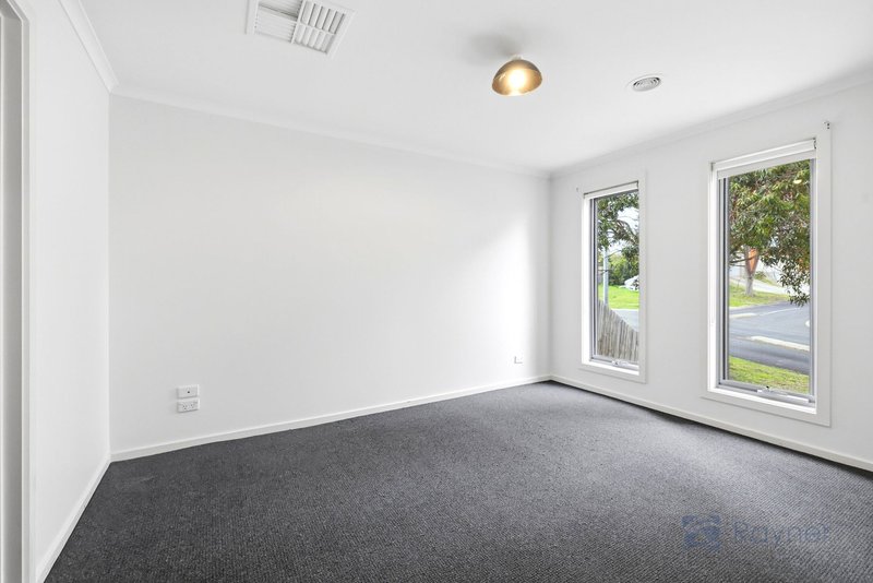 Photo - 10 Silverdale Drive, Darley VIC 3340 - Image 4