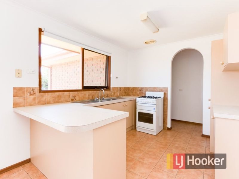 Photo - 10 Simon Court, Hampton Park VIC 3976 - Image 2