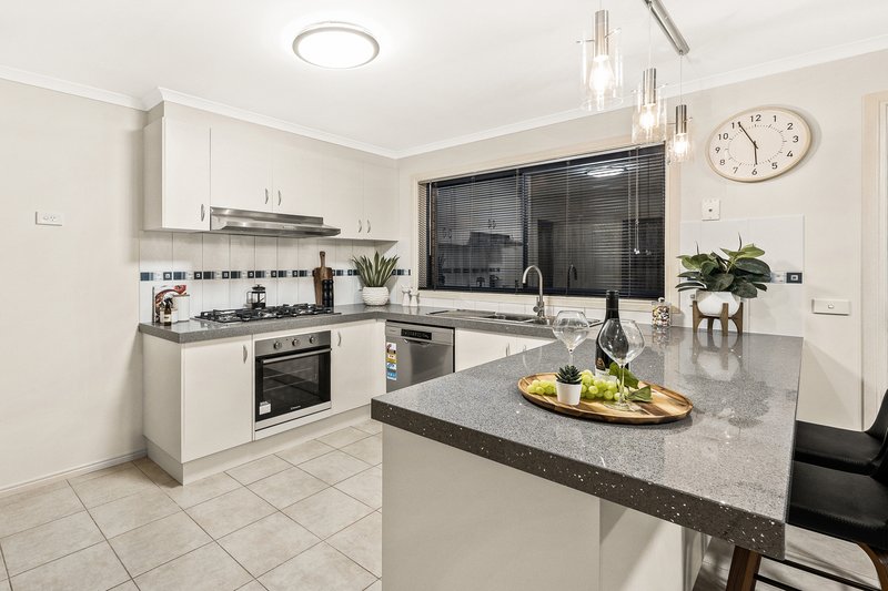 Photo - 10 Sir Thomas Drive, Pakenham VIC 3810 - Image 3