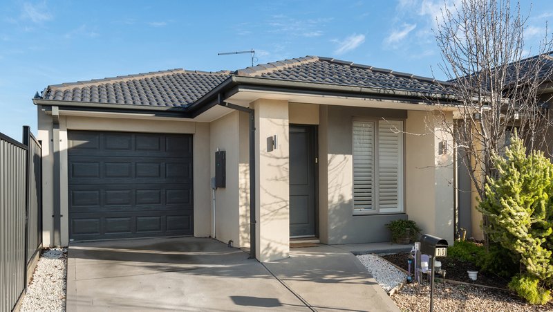 Photo - 10 Sona Street, Craigieburn VIC 3064 - Image 2