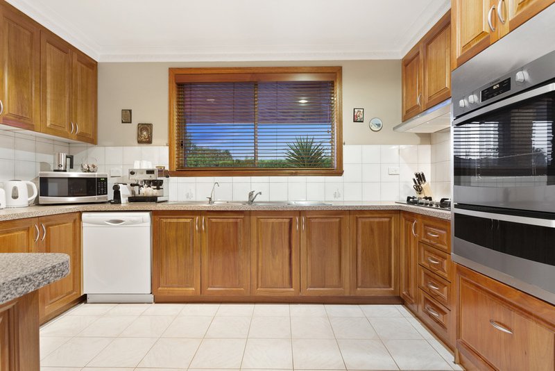 Photo - 10 Spaniel Court, Mill Park VIC 3082 - Image 4