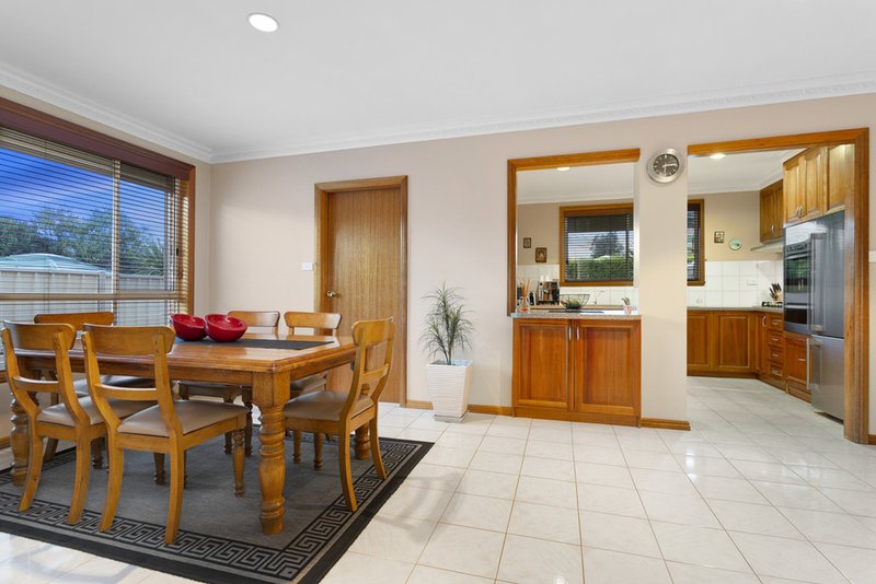 Photo - 10 Spaniel Court, Mill Park VIC 3082 - Image 5