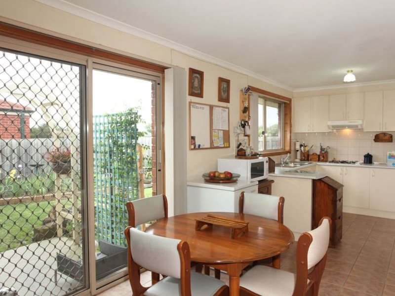 Photo - 10 Stella Place, Pakenham VIC 3810 - Image 5