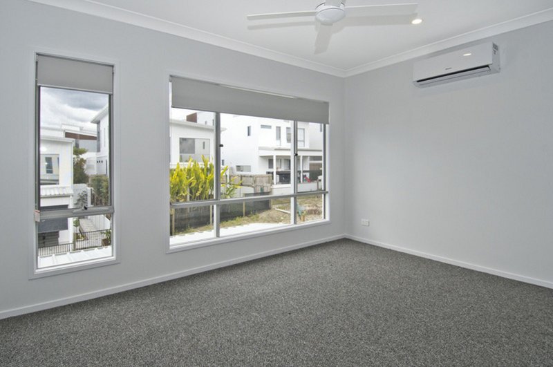 Photo - 10 Stonewood Circuit, Oxenford QLD 4210 - Image 5