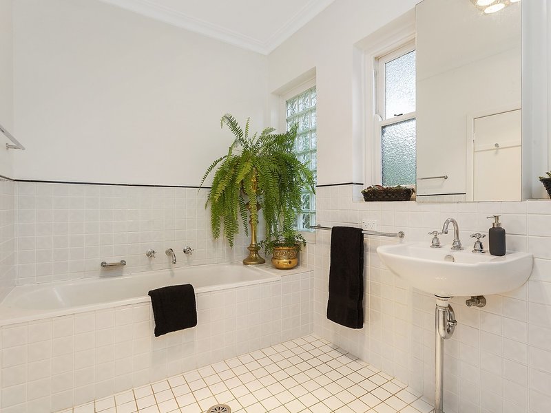 Photo - 10 Stuart Street, Griffith ACT 2603 - Image 6