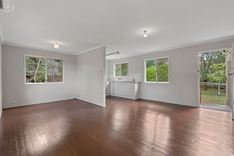 Photo - 10 Stuart Street, Woodridge QLD 4114 - Image 3