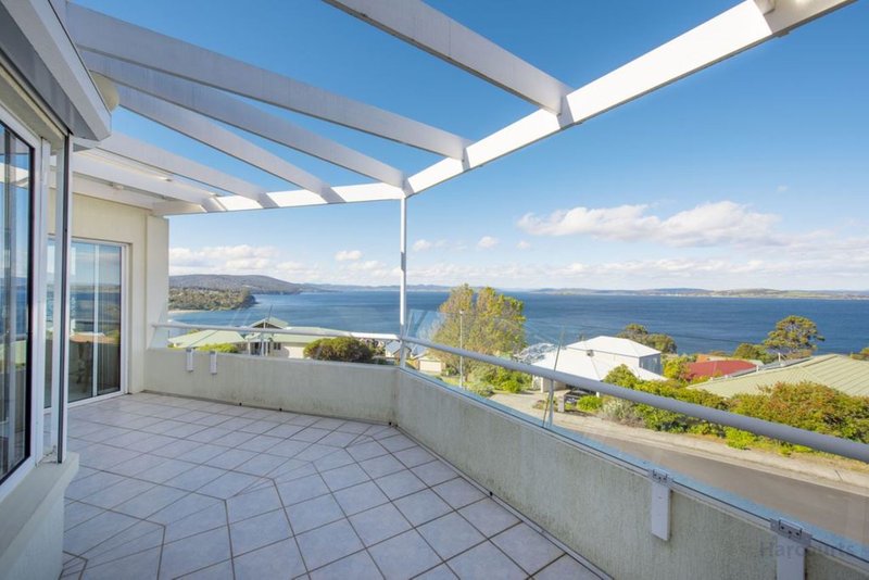 Photo - 10 Tahune Crescent, Blackmans Bay TAS 7052 - Image 2