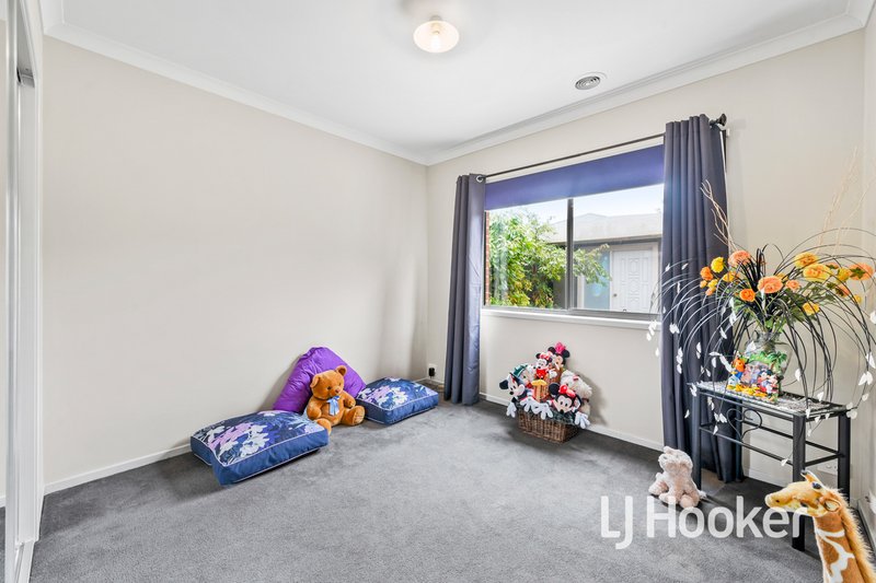 Photo - 10 Taradale Street, Cranbourne North VIC 3977 - Image 11