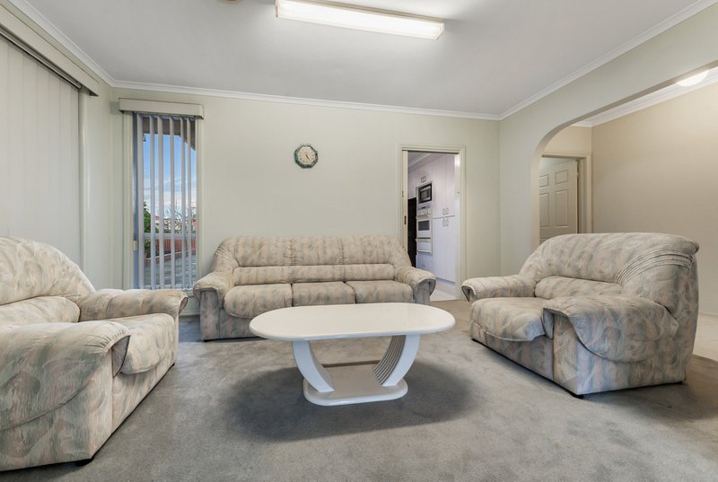 Photo - 10 Thistle Court, Delahey VIC 3037 - Image 5