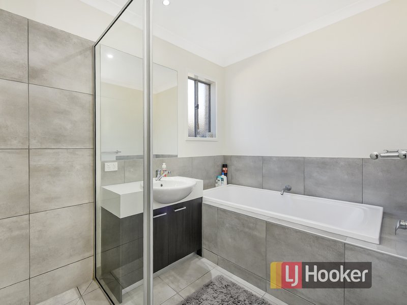 Photo - 10 Tia Street, Clyde North VIC 3978 - Image 13