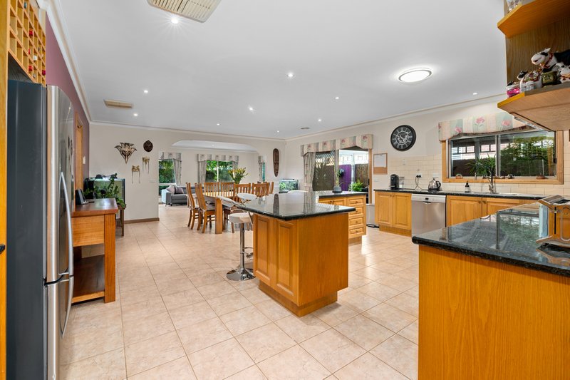 Photo - 10 Tiffany Grove, South Morang VIC 3752 - Image 3