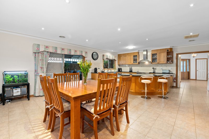 Photo - 10 Tiffany Grove, South Morang VIC 3752 - Image 4