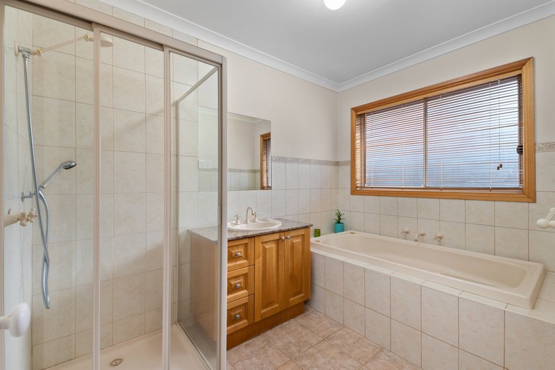 Photo - 10 Tiffany Grove, South Morang VIC 3752 - Image 11