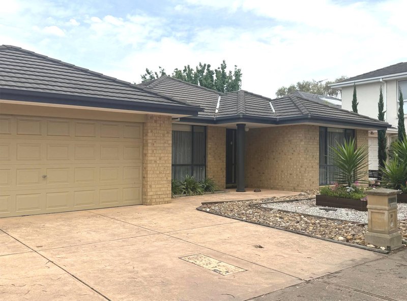 10 Tiffany Walk, Sanctuary Lakes VIC 3030